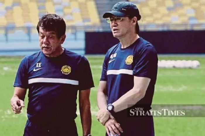 Pelatih Timnas Malaysia Kim Pan-gon (kanan) bersama asistennya, E Elavarasan, dalam sesi latihan di Stadion Nasional  Bukit Jalil, Kuala Lumpur, Senin (21/3/2022).