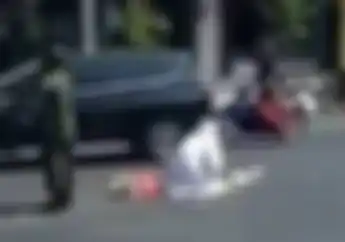Video di Tulungagung Ada Wanita Melakukan Gerakan Sholat di Tengah Jalan, Aksinya Dijaga Anggota TNI