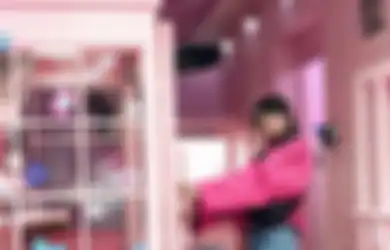 Tampil Kece Saat Musim Hujan, 6 OOTD Adik Beby Tsabina Ini Bisa Jadi Inspirasi!