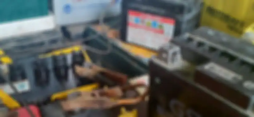 Proses setrum aki motor, dengan saling menghubungkan kutub positif dan negatif ke dinamo pengisian di bengkel /toko aki