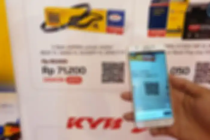 Ilustrasi. Scanning QR code di Astra OtoShop Smart Booth