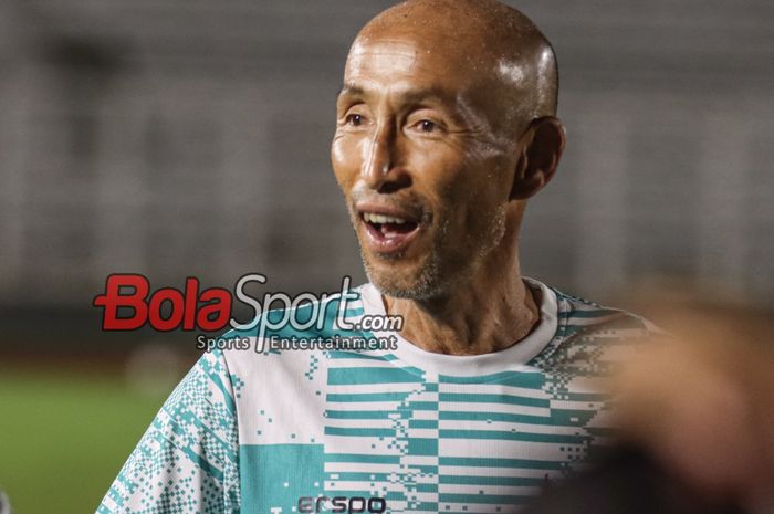 Pelatih timnas wanita Indonesia, Satoru Mochizuki, saat sedang memantau para pemainnya di Stadion Madya, Senayan, Jakarta,  Jumat (5/7/2024).