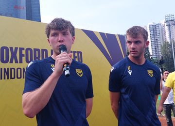 Penyerang Timnas Indonesia sekaligus pemain Oxford United Ole Romeny (kiri) bersama Stanley Mills (kanan) saat memberikan keterangan kepada awak media dalam coaching clinic di Stadion Soemantri Broadjonegoro, Kuningan, Jakarta, Sabtu (5/7/2025).