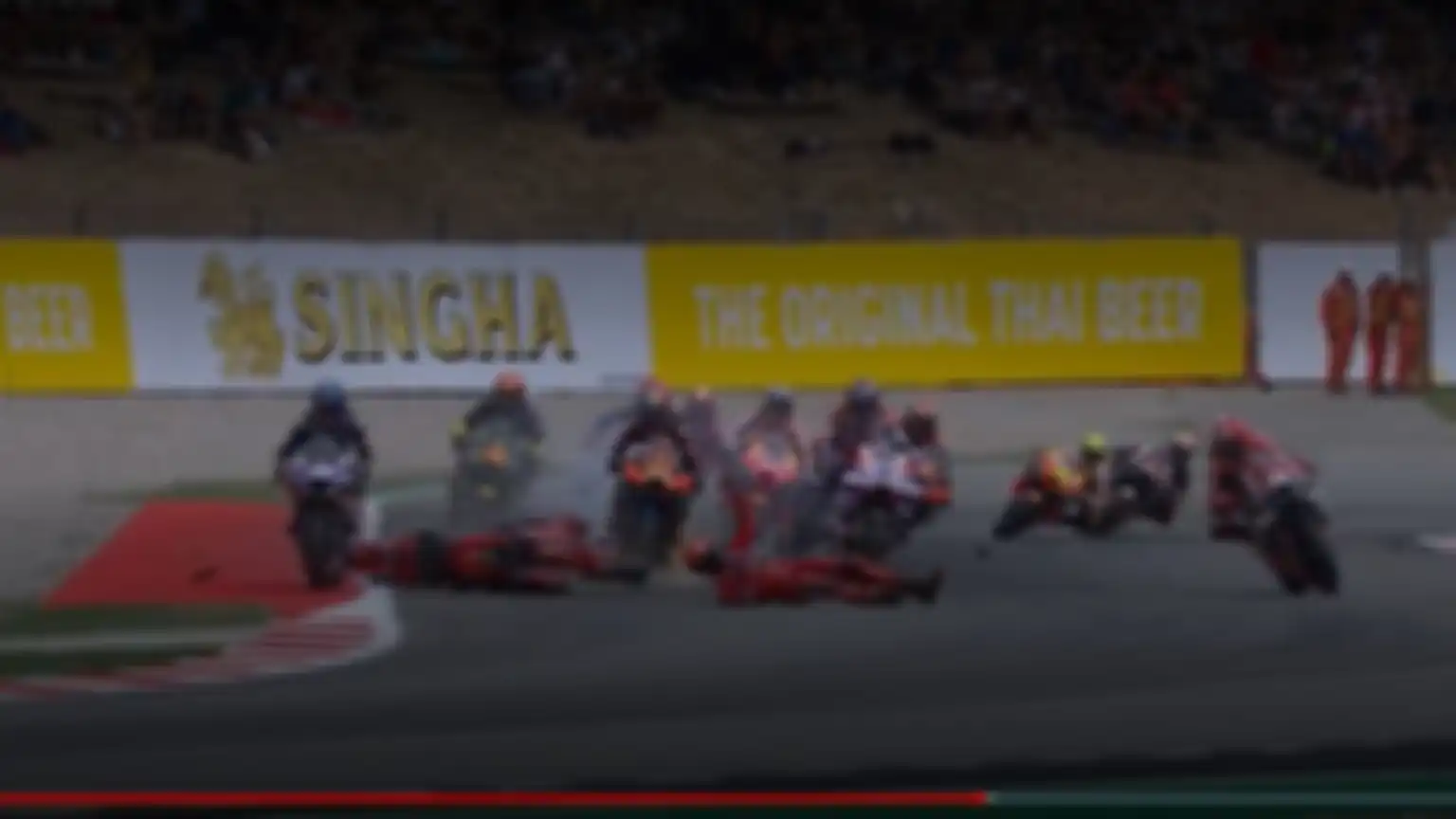 Momen saat Francesco Bagnaia saat kecelakaan parah di MotoGP Catalunya 2023.