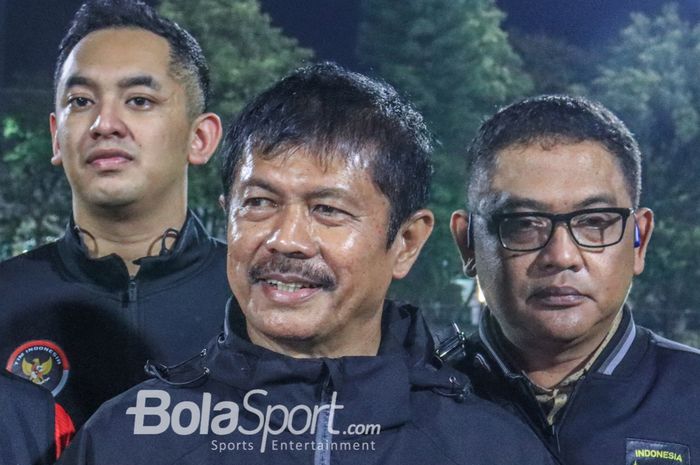 Pelatih timnas U-22 Indonesia, Indra Sjafri  (tengah), sedang memberikan keterangan kepada awak media di Lapangan A, Senayan, Jakarta, 5 April 2023.