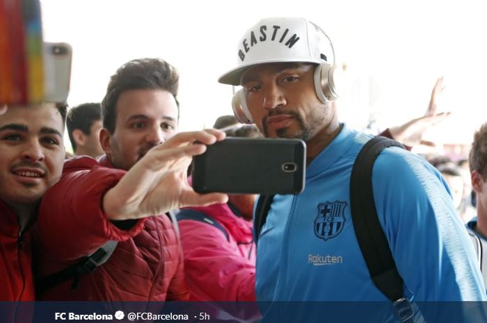 Pemain FC Barcelona, Kevin-Prince Boateng, berpose bersama penggemar.