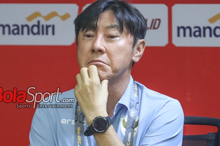 Pelatih timnas Indonesia, Shin Tae-yong, saat hadir dalam sesi jumpa pers di Media Center Stadion Utama Gelora Bung Karno, Senayan, Jakarta, Senin (10/6/2024).