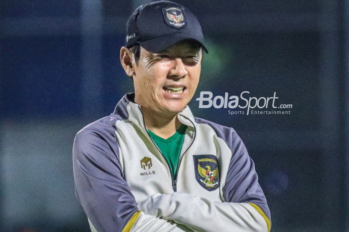 Pelatih Timnas Indonesia, Shin Tae-yong, sedang memberikan senyuman saat memantau para pemainnya berlatih di Stadion JIS (Jakarta International Stadium), Jakarta Utara, Senin (27/3/2023) malam.