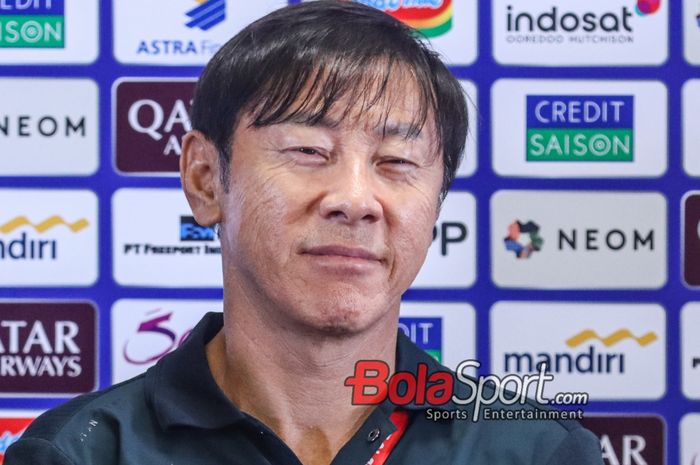 Pelatih timnas Indonesia, Shin Tae-yong, saat hadir dalam sesi jumpa pers di Stadion Utama Gelora Bung Karno, Senayan, Jakarta, Selasa (19/11/2024).