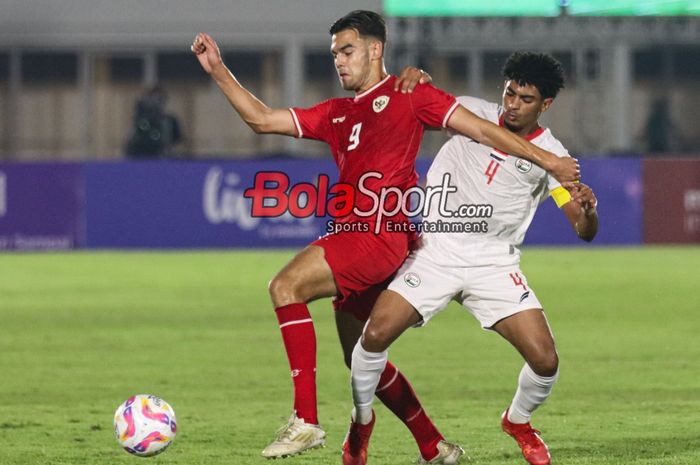 Jens Raven (kiri) sedang berebut bola dengan Mohammed Naji Al-Qashmi (kanan) dalam laga Kualifikasi Piala Asia U-20 2025 antara timnas U-20 Indonesia versus timnas U-20 Yaman di Stadion Madya, Senayan, Jakarta, Minggu (29/9/2024) malam.