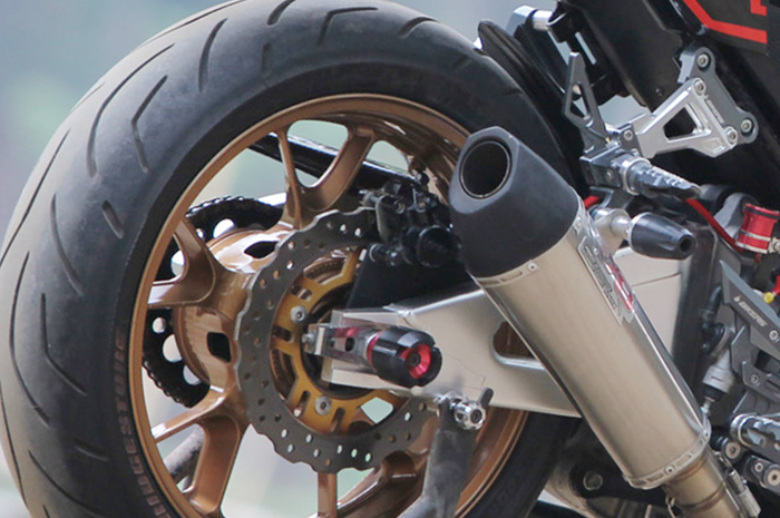 Ilustrasi pelek racing.