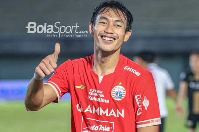 Bek Persija Jakarta, Hansamu Yama Pranata, melakukan selebrasi seusai mencetak gol dalam laga pekan ke-33 Liga 1 2022 di Stadion Indomilk Arena, Tangerang Banten, Senin (10/4/2023) malam.