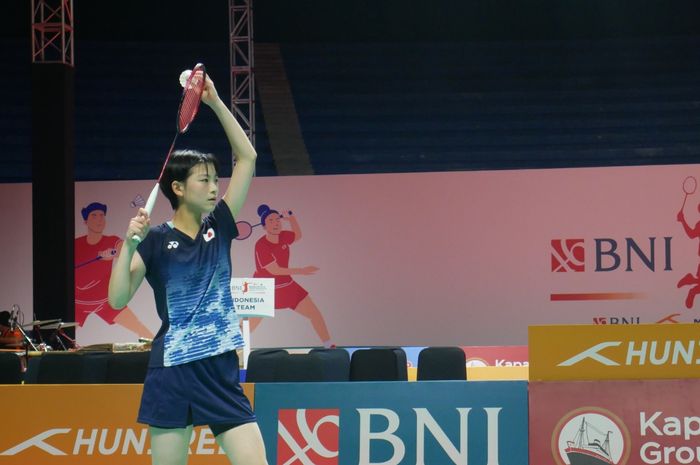 Tunggal putri Jepang, Tomoka MIyazaki saat hendak melakukan servis kepada Mutiara Ayu Puspitasari pada final beregu Kejuaraan Asia Junior 2023 di GOR Among Raga, Yogyakarta, Selasa (11/7/2023)