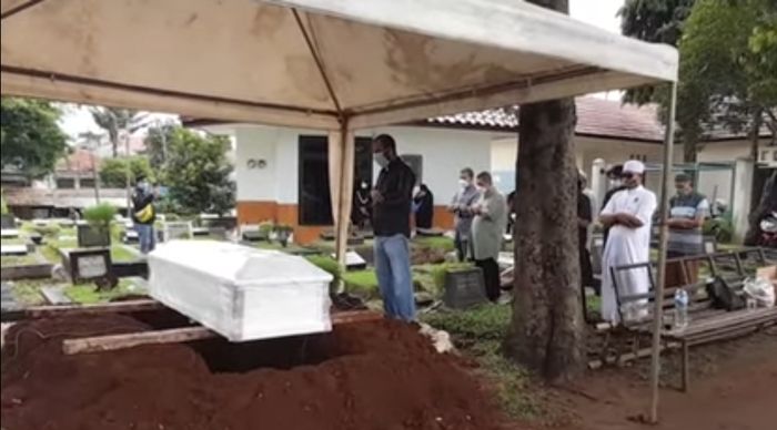 Jenazah Soraya Abdullah sedang disalatkan sebelum dimakamkan, Selasa (2/2/2021).