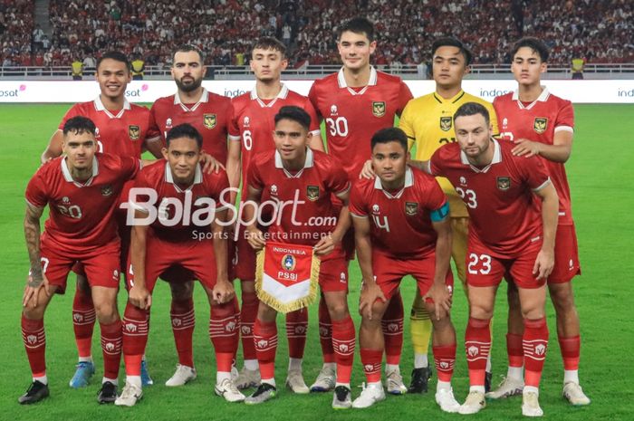 Skuad Timnas Indonesia berfoto menjelang FIFA Days kontra Argentina di Stadion Utama Gelora Bung Karno, Jakarta, Senin (19/6/2023) malam.