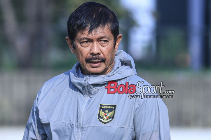 Pelatih timnas U-24 Indonesia, Indra Sjafri, sedang memantau para pemainnya berlatih di Lapangan A, Senayan,  Jumat (15/9/2023).