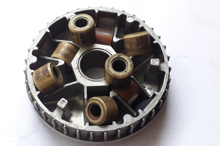 Roller pada motor matik.