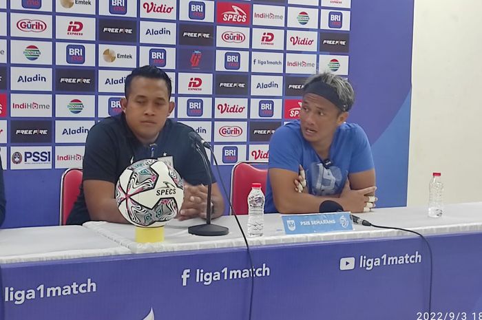 Caretaker PSIS Semarang, Ahmad Resal (kiri) dan kiper Wahyu Tri Nugroho. 