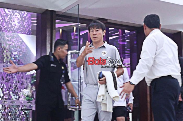 Pelatih timnas Indonesia, Shin Tae-yong, saat bertemu di Hotel Mandarin, Jakarta Pusat, Sabtu (5/10/2024) malam.