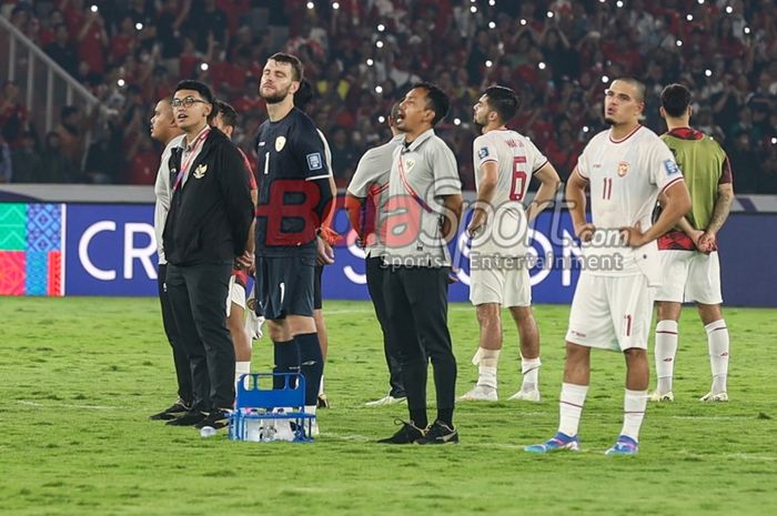 Maarten Paes dan Ragnar Oratmangoen beserta jajaran timnas Indonesia lainnya saat sedang mengikuti nyanyi bersama Tanah Airku di Stadion Utama Gelora Bung Karno, Senayan, Jakarta, Selasa (10/9/2024).