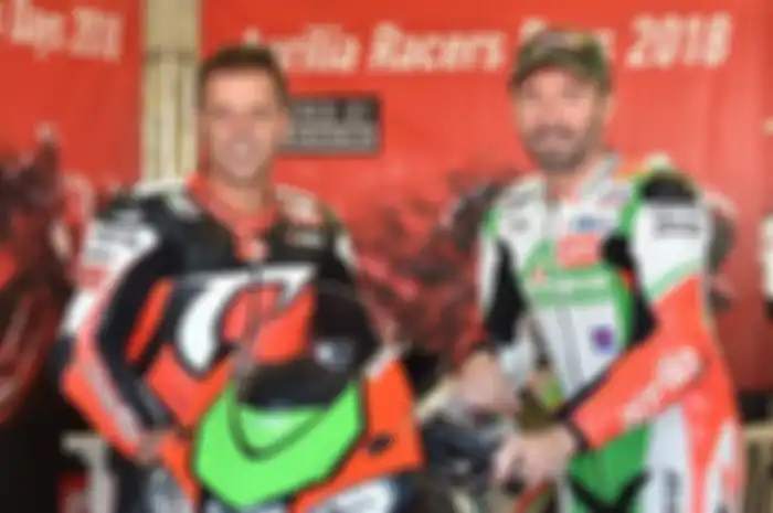 Max Biaggi (kanan) bersama Loris Capirossi. Ada alasan Max Biaggi dukung MotoGP dan WSBK 2021 di Indonesia