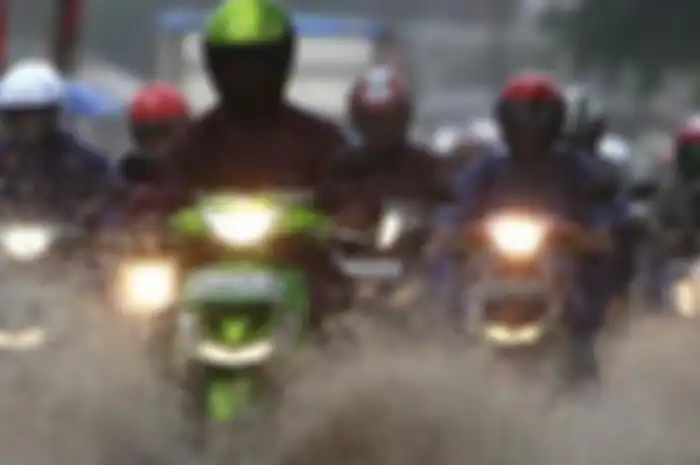 Pastikan dalam bermotor saat hujan, menggunakan helm yang tepat.