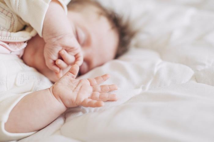 Ilustrasi bayi demam usai imunisasi