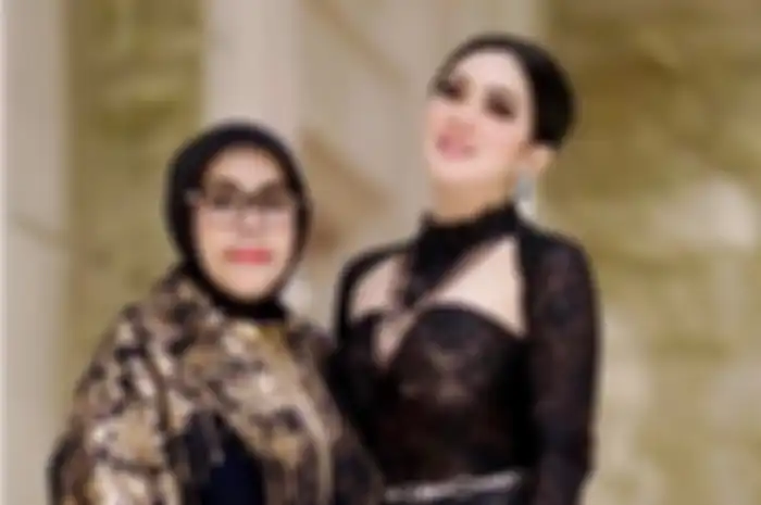 Gaya Mewah dan Cetar Ibunda Syahrini Pakai Sepatu dan Tas Mewah Harga Ratusan Juta Saat Naik Jet Pribadi