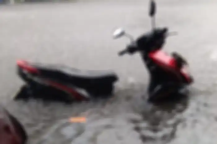 Ilustrasi motor terendam banjir. Nih tips bersihkan sokbreker motor setelah banjir.
