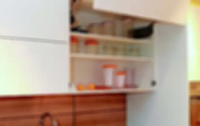 Ilustrasi pintu lemari dapur membuka ke atas.