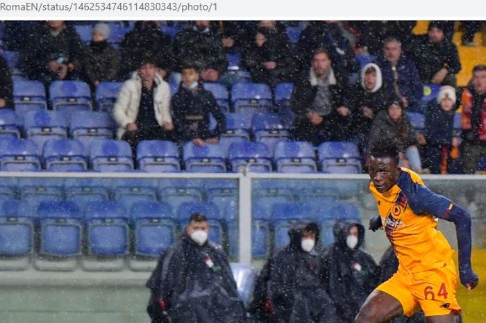 Cetak brace dan bantu AS Roma menang atas Genoa, wonderkid I Giallorossi, Felix Afena-Gyan, dibelikan sepatu baru oleh Jose Mourinho.