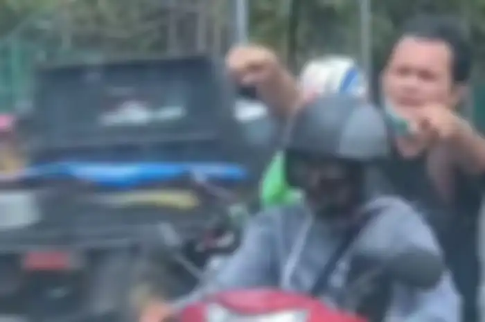 Viral video lelaki teriak kesakitan sambil mengejar mobil pura-pura jadi korban tabrak lari diduga mau memeras korban.