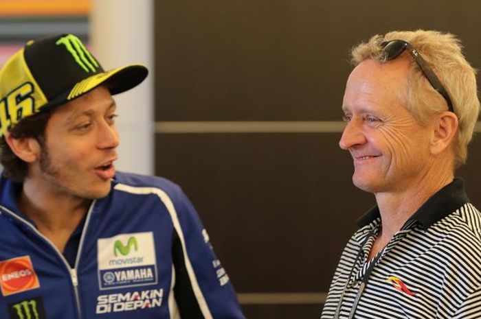 Momen kebersamaan Valentino Rossi (kiri) dan Kevin Schwantz (kanan).