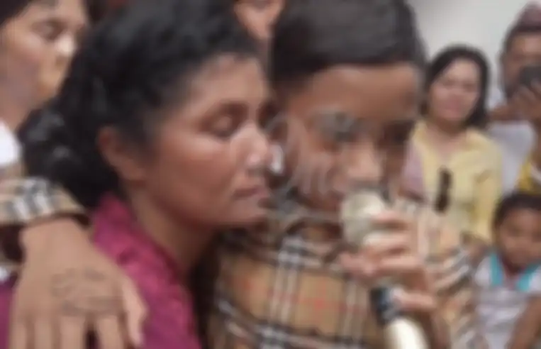 Betrand Peto menyanyi sembari memeluk sang oma.