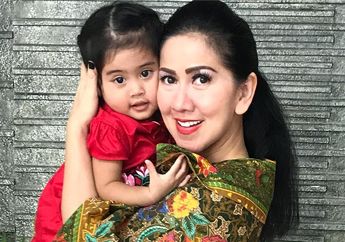 Intip yuk Potret Lucu Vania Athabina, Putri Angkat Venna Melinda yang Jadi Selebgram Cilik dengan 1 Juta Pengikut!