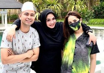 Padahal Mertua Crazy Rich Sultan Andara, Rieta Amilia Justru Asyik Jongkok di Lantai Sambil Ngulek Sambel, Makanan Sederhana Ini Bikin Mertua Raffi Ahmad Lahap Makan!