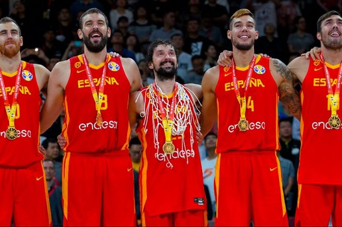 Momen saat Marc Gasol (kedua dari kiri) merayakan keberhasilan Spanyol menjadi juara FIBA World Cup 2019, Minggu (15/9/2019)