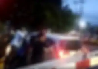 Video Detik-detik Minibus Hampir Tersambar Kereta Ditolong Pemotor Dan Masyarakat