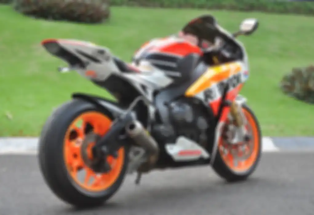 Honda CBR1000RR pakai knalpot Akrapovic SP, suara gahar banget