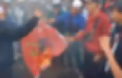 Simpatisan PDIP Bakal Usut Jalur Hukum Kasus Pembakaran Bendera, Ketua PA 212 Menganggap Pihak Partai Terlalu Lebay, Slamet Maarif: Toh Sering Dibakar Kan?