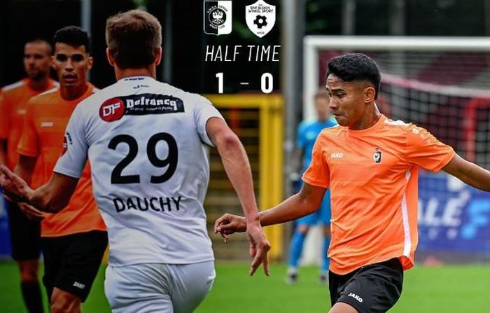 Marselino Ferdinan saat tampil untuk KMSK Deinze dalam laga lawan Winkel Sport, Sabtu (23/7/2023).