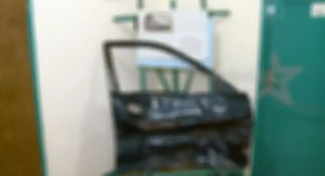 Pintu mobil yang ringsek setelah kecelakaan
