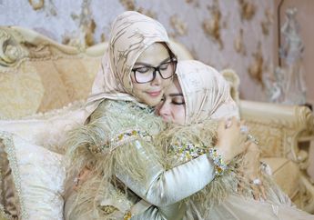 Tajir Melintir, Ibunda Syahrini Tak Segan Letakkan Tas Mewah Harga Rp 232 Juta di Atas Rumput