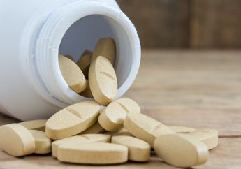 Serahkan Obat Corona yang Bisa Sembuhkan Pasien di Wuhan, Gubernur Maluku Malah Ketahuan Tak Pakai Masker dan Kontak Fisik dengan Ketua Gugus Tugas 