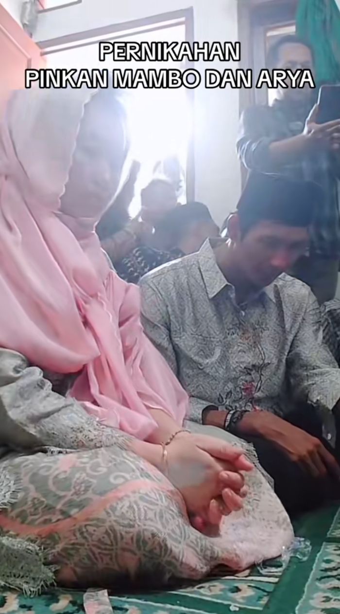 Pinkan Mambo melepaskan status jandanya dari Steve Wantania dengan dipersunting oleh seorang pria bernama Arya Dari video akad nikah yang beredar, terungkap bahwa Pinkan Mambo diberikan mas kawin sebesar Rp100 ribu dari Arya Khan.