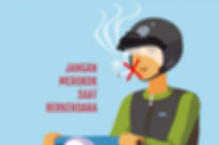 Jangan merokok saat berkendara motor