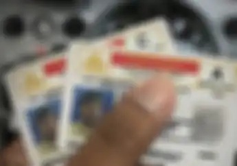 Mau Bikin SIM Tapi Tidak Punya Uang, Sekarang Bisa Bayar Pakai Botol Plastik atau Sampah