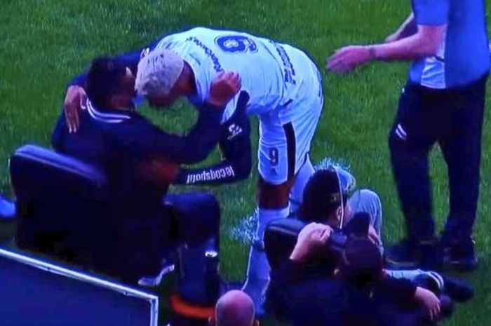 Diego Maradona dipeluk Nicolas Contin dalam laga uji coba Gimnasia La Plata kontra San Lorenzo.