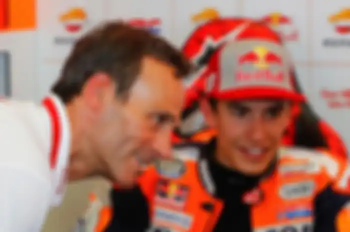 Alberto Puig (kiri) sedang mendikusikan masalah motor bersama Marc Marquez (kanan)