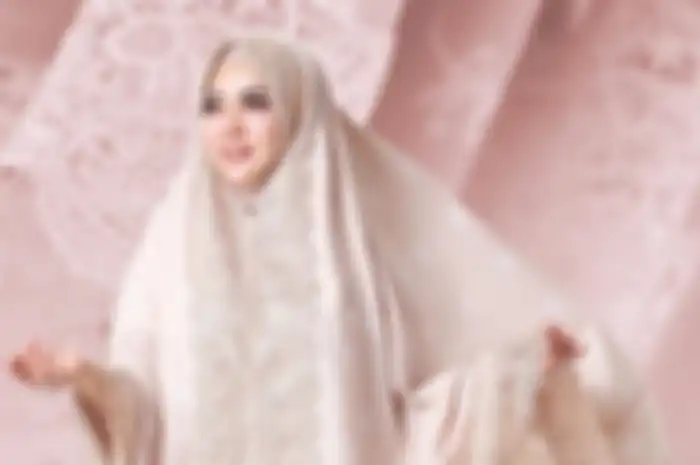 Dibanderol Rp 3,5 Juta, Ternyata Mukena Syahrini Bertabur Kristal Swarovski dan Emas 24 Karat